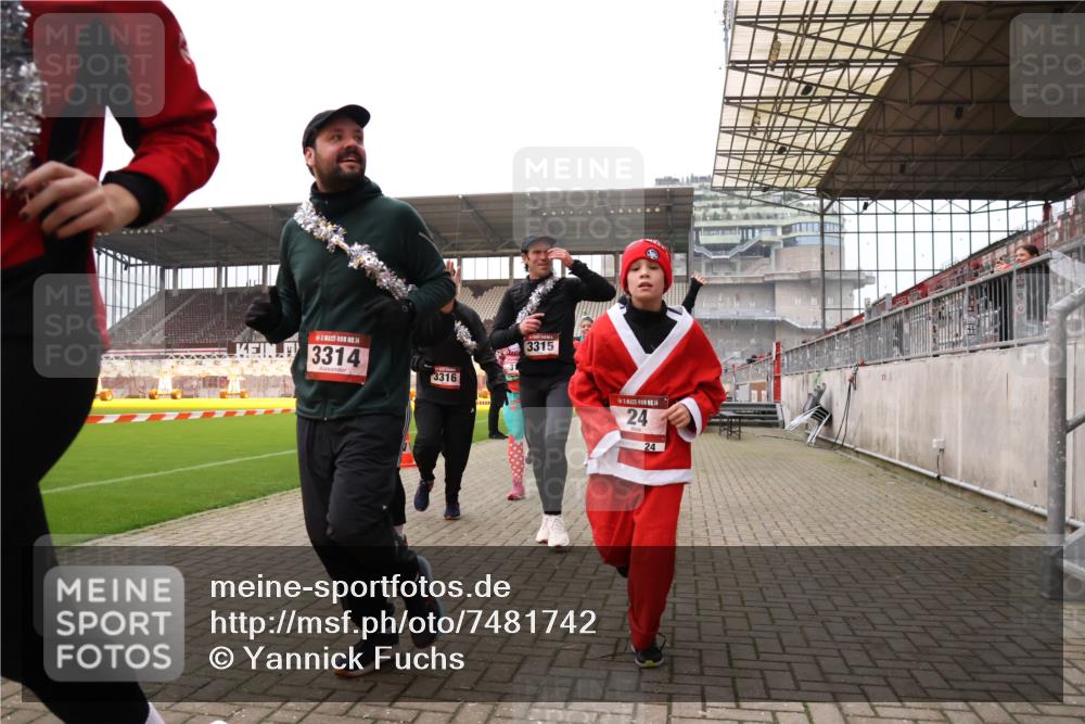 08.12.2024 - St. Pauli X-Mass-Run No. 14 Yannick Fuchs http://msf.ph/oto/7481742 08.12.2024 10:05:17 Ziel 24, 273, 312, 620, 949, 1021, 1067, 1959, 2013, 2015, 2031, 2165, 2836, 2889, 2890, 2903, 2904, 3077, 3310, 3311, 3312, 3313, 3314, 3315, 3316, 3317, 3318 meine-sportfotos.de