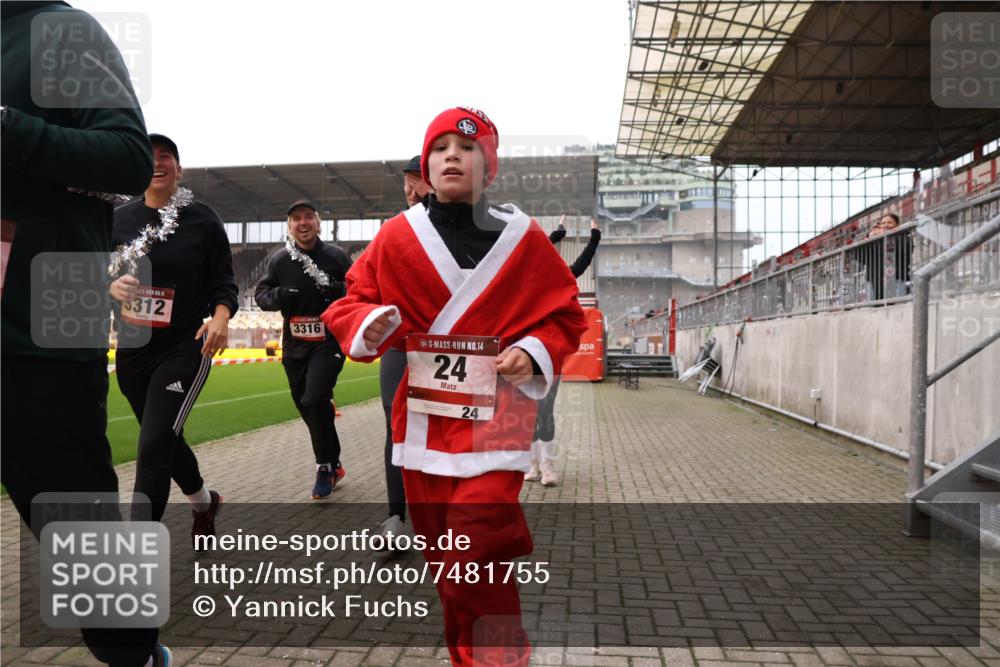 08.12.2024 - St. Pauli X-Mass-Run No. 14 Yannick Fuchs http://msf.ph/oto/7481755 08.12.2024 10:05:17 Ziel 24, 273, 312, 620, 949, 1021, 1067, 1959, 2013, 2015, 2031, 2165, 2836, 2889, 2890, 2903, 2904, 3077, 3310, 3311, 3312, 3313, 3314, 3315, 3316, 3317, 3318 meine-sportfotos.de