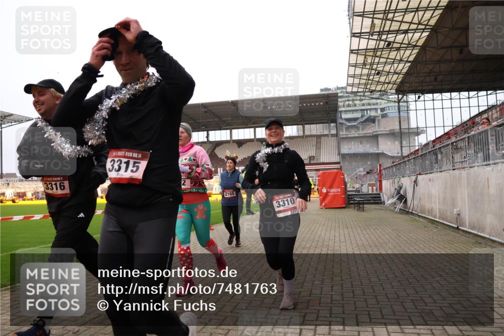 08.12.2024 - St. Pauli X-Mass-Run No. 14 Yannick Fuchs http://msf.ph/oto/7481763 08.12.2024 10:05:18 Ziel 24, 273, 312, 620, 949, 1021, 1067, 1959, 2013, 2015, 2031, 2165, 2836, 2889, 2890, 2903, 2904, 3077, 3310, 3311, 3312, 3313, 3314, 3315, 3316, 3317, 3318 meine-sportfotos.de