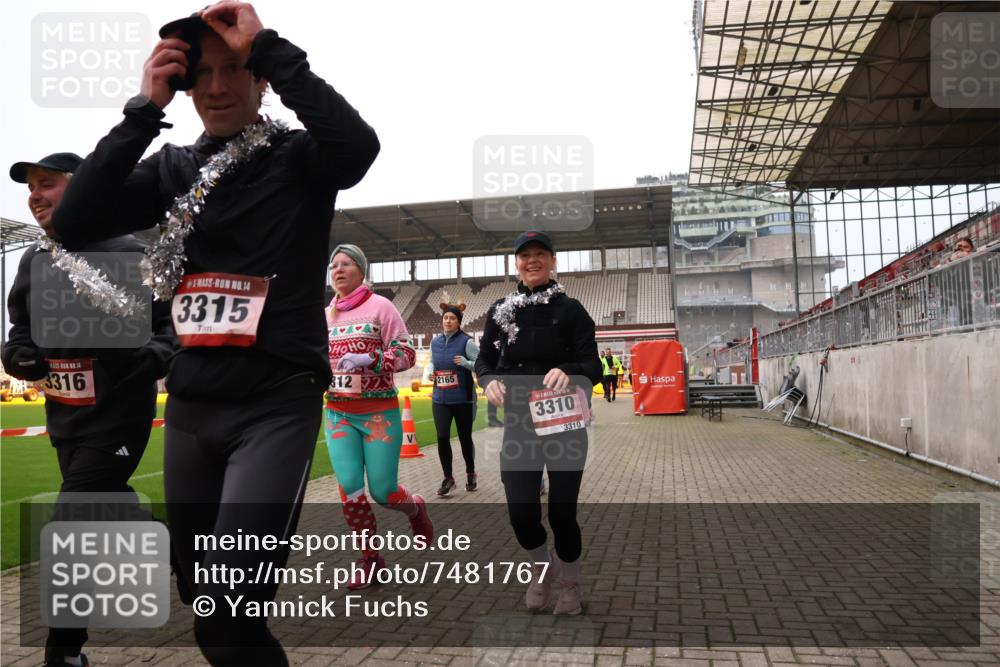 08.12.2024 - St. Pauli X-Mass-Run No. 14 Yannick Fuchs http://msf.ph/oto/7481767 08.12.2024 10:05:18 Ziel 24, 273, 312, 620, 949, 1021, 1067, 1959, 2013, 2015, 2031, 2165, 2836, 2889, 2890, 2903, 2904, 3077, 3310, 3311, 3312, 3313, 3314, 3315, 3316, 3317, 3318 meine-sportfotos.de