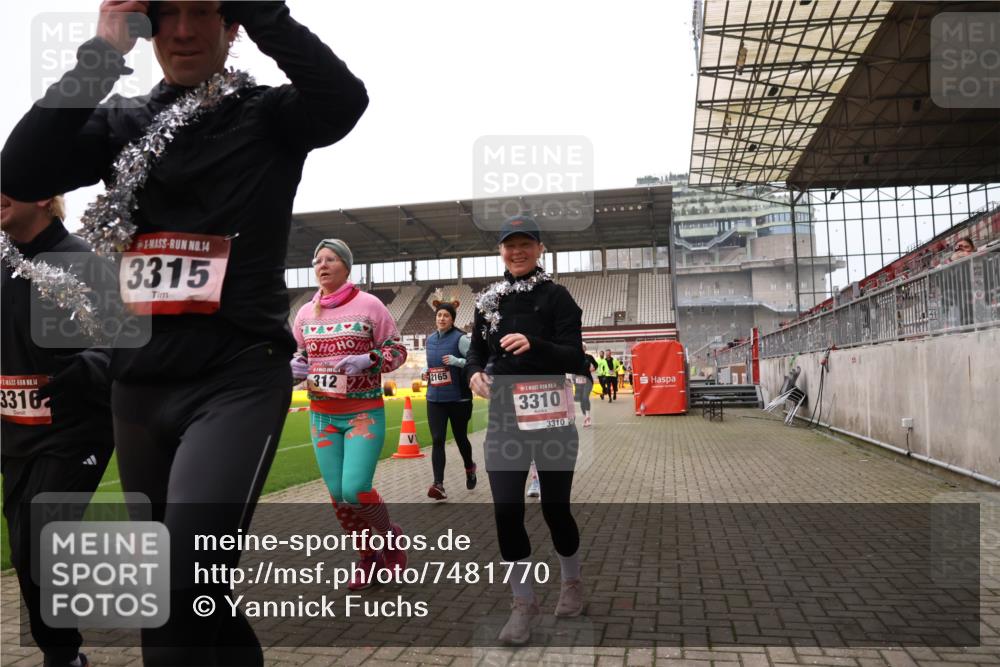 08.12.2024 - St. Pauli X-Mass-Run No. 14 Yannick Fuchs http://msf.ph/oto/7481770 08.12.2024 10:05:18 Ziel 24, 273, 312, 620, 949, 1021, 1067, 1959, 2013, 2015, 2031, 2165, 2836, 2889, 2890, 2903, 2904, 3077, 3310, 3311, 3312, 3313, 3314, 3315, 3316, 3317, 3318 meine-sportfotos.de