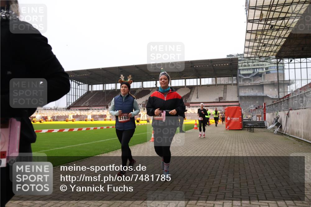 08.12.2024 - St. Pauli X-Mass-Run No. 14 Yannick Fuchs http://msf.ph/oto/7481785 08.12.2024 10:05:19 Ziel 24, 273, 312, 620, 949, 1021, 1067, 1959, 2013, 2015, 2031, 2165, 2836, 2889, 2890, 2903, 2904, 3077, 3310, 3311, 3312, 3313, 3314, 3315, 3316, 3317, 3318 meine-sportfotos.de