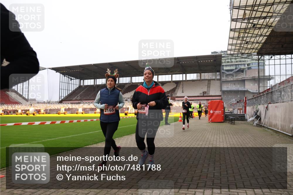 08.12.2024 - St. Pauli X-Mass-Run No. 14 Yannick Fuchs http://msf.ph/oto/7481788 08.12.2024 10:05:19 Ziel 24, 273, 312, 620, 949, 1021, 1067, 1959, 2013, 2015, 2031, 2165, 2836, 2889, 2890, 2903, 2904, 3077, 3310, 3311, 3312, 3313, 3314, 3315, 3316, 3317, 3318 meine-sportfotos.de