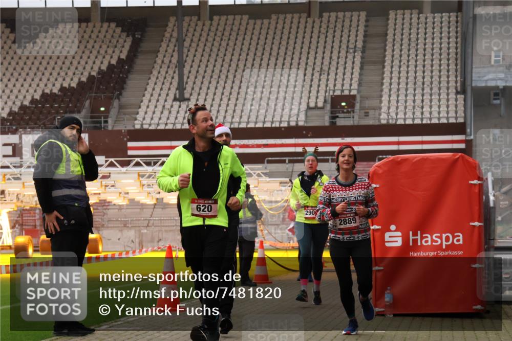 08.12.2024 - St. Pauli X-Mass-Run No. 14 Yannick Fuchs http://msf.ph/oto/7481820 08.12.2024 10:05:24 Ziel 24, 126, 273, 312, 620, 949, 1959, 2031, 2146, 2165, 2889, 2890, 2903, 2904, 3077, 3310, 3311, 3312, 3313, 3314, 3315, 3316, 3317, 3318, 3339 meine-sportfotos.de