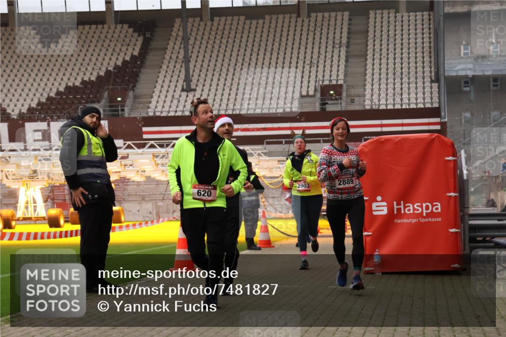 08.12.2024 - St. Pauli X-Mass-Run No. 14 Yannick Fuchs http://msf.ph/oto/7481827 08.12.2024 10:05:24 Ziel 24, 126, 273, 312, 620, 949, 1959, 2031, 2146, 2165, 2889, 2890, 2903, 2904, 3077, 3310, 3311, 3312, 3313, 3314, 3315, 3316, 3317, 3318, 3339 meine-sportfotos.de