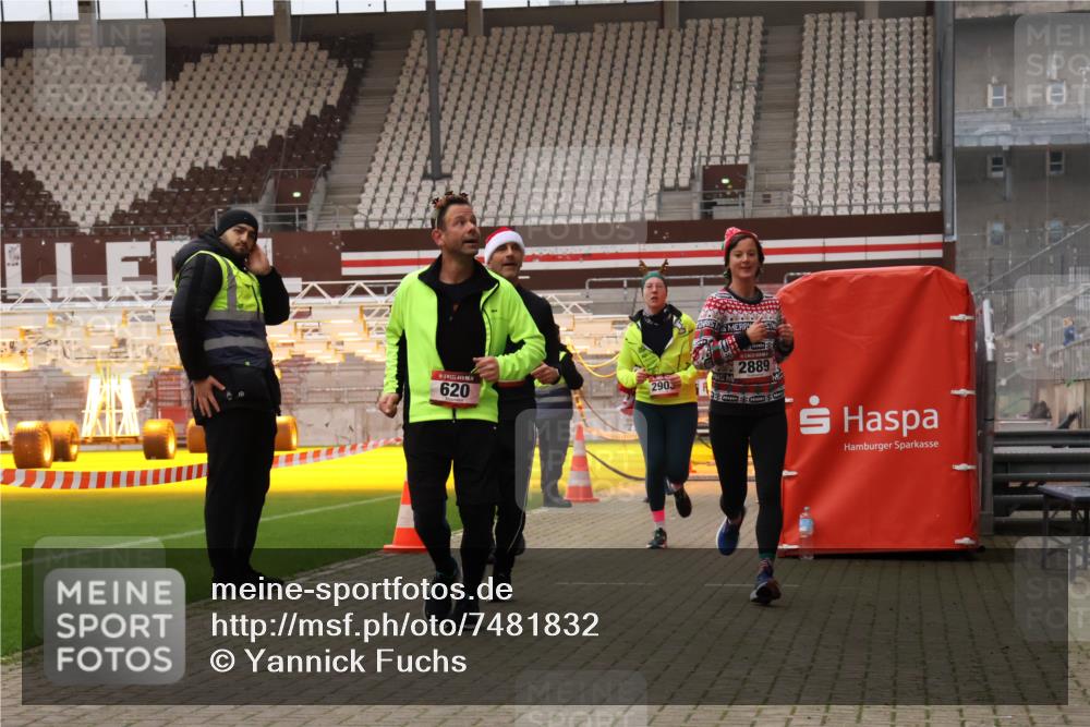 08.12.2024 - St. Pauli X-Mass-Run No. 14 Yannick Fuchs http://msf.ph/oto/7481832 08.12.2024 10:05:24 Ziel 24, 126, 273, 312, 620, 949, 1959, 2031, 2146, 2165, 2889, 2890, 2903, 2904, 3077, 3310, 3311, 3312, 3313, 3314, 3315, 3316, 3317, 3318, 3339 meine-sportfotos.de