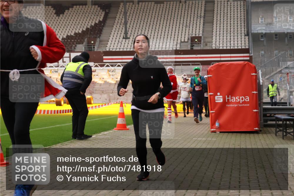 08.12.2024 - St. Pauli X-Mass-Run No. 14 Yannick Fuchs http://msf.ph/oto/7481918 08.12.2024 10:05:31 Ziel 126, 273, 312, 620, 949, 1957, 1959, 2031, 2056, 2080, 2146, 2866, 2889, 2890, 2903, 2904, 3316, 3339 meine-sportfotos.de