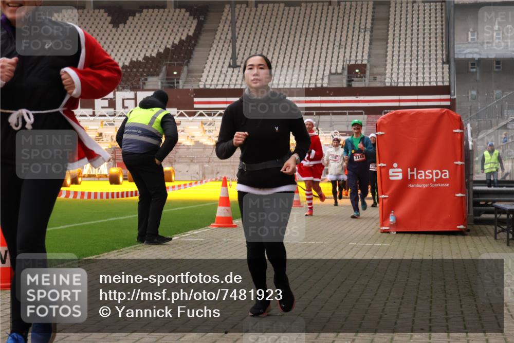 08.12.2024 - St. Pauli X-Mass-Run No. 14 Yannick Fuchs http://msf.ph/oto/7481923 08.12.2024 10:05:31 Ziel 126, 273, 312, 620, 949, 1957, 1959, 2031, 2056, 2080, 2146, 2866, 2889, 2890, 2903, 2904, 3316, 3339 meine-sportfotos.de