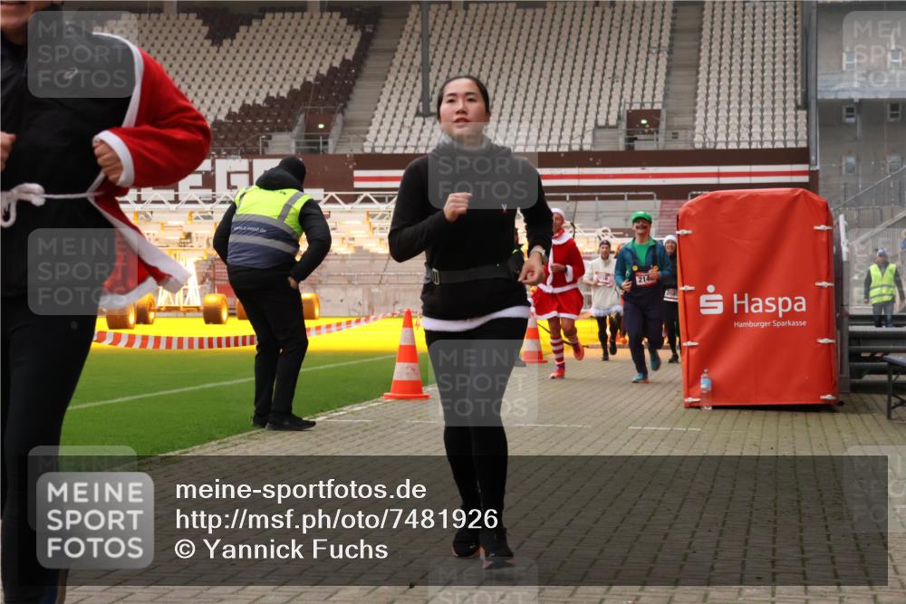 08.12.2024 - St. Pauli X-Mass-Run No. 14 Yannick Fuchs http://msf.ph/oto/7481926 08.12.2024 10:05:31 Ziel 126, 273, 312, 620, 949, 1957, 1959, 2031, 2056, 2080, 2146, 2866, 2889, 2890, 2903, 2904, 3316, 3339 meine-sportfotos.de