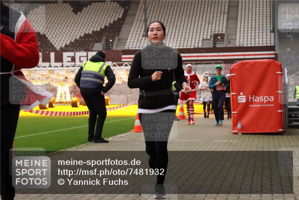 08.12.2024 - St. Pauli X-Mass-Run No. 14 Yannick Fuchs http://msf.ph/oto/7481932 08.12.2024 10:05:31 Ziel 126, 273, 312, 620, 949, 1957, 1959, 2031, 2056, 2080, 2146, 2866, 2889, 2890, 2903, 2904, 3316, 3339 meine-sportfotos.de