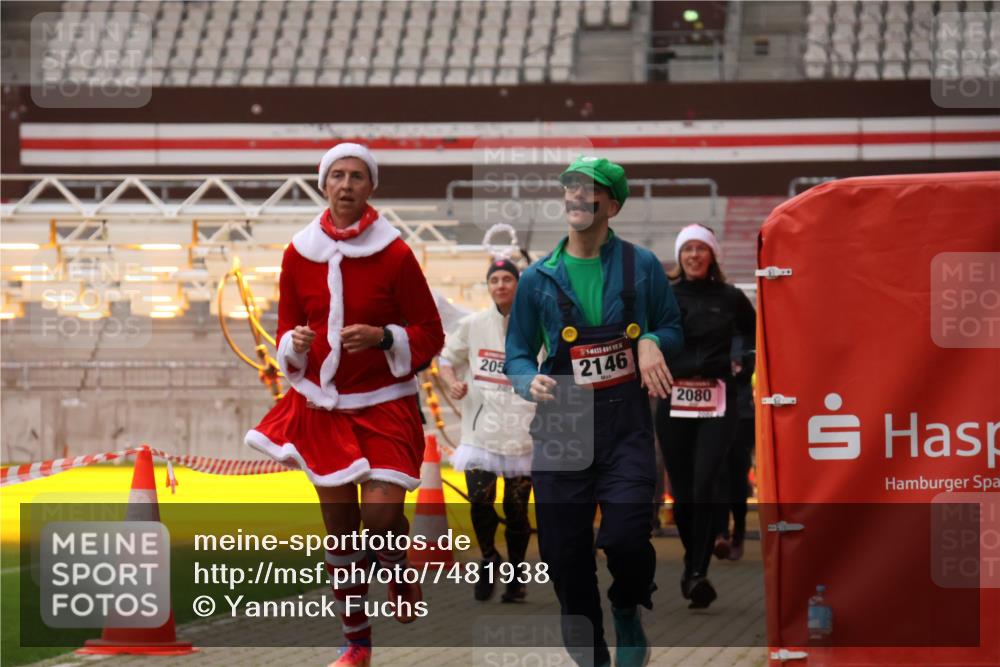 08.12.2024 - St. Pauli X-Mass-Run No. 14 Yannick Fuchs http://msf.ph/oto/7481938 08.12.2024 10:05:33 Ziel 126, 620, 949, 1957, 2031, 2056, 2080, 2146, 2864, 2866, 2889, 2890, 2903, 2904, 3339 meine-sportfotos.de
