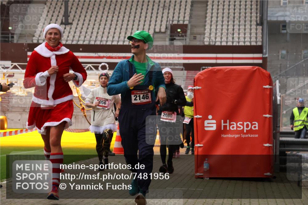 08.12.2024 - St. Pauli X-Mass-Run No. 14 Yannick Fuchs http://msf.ph/oto/7481956 08.12.2024 10:05:35 Ziel 126, 620, 949, 1178, 1957, 2031, 2056, 2080, 2146, 2864, 2866, 2889, 2890, 2903, 2904, 3339 meine-sportfotos.de