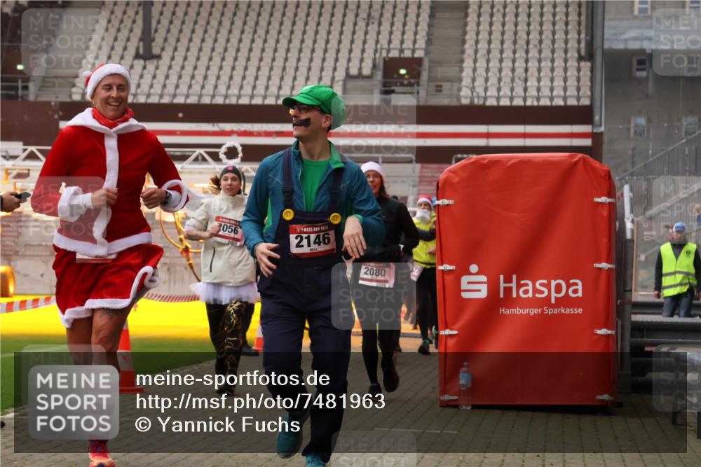 08.12.2024 - St. Pauli X-Mass-Run No. 14 Yannick Fuchs http://msf.ph/oto/7481963 08.12.2024 10:05:35 Ziel 126, 620, 949, 1178, 1957, 2031, 2056, 2080, 2146, 2864, 2866, 2889, 2890, 2903, 2904, 3339 meine-sportfotos.de