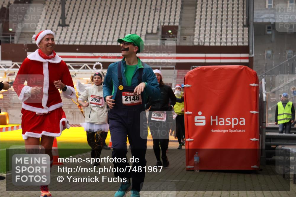 08.12.2024 - St. Pauli X-Mass-Run No. 14 Yannick Fuchs http://msf.ph/oto/7481967 08.12.2024 10:05:35 Ziel 126, 620, 949, 1178, 1957, 2031, 2056, 2080, 2146, 2864, 2866, 2889, 2890, 2903, 2904, 3339 meine-sportfotos.de