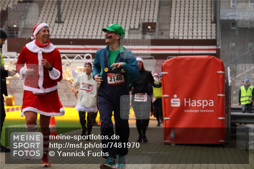 08.12.2024 - St. Pauli X-Mass-Run No. 14 Yannick Fuchs http://msf.ph/oto/7481970 08.12.2024 10:05:35 Ziel 126, 620, 949, 1178, 1957, 2031, 2056, 2080, 2146, 2864, 2866, 2889, 2890, 2903, 2904, 3339 meine-sportfotos.de