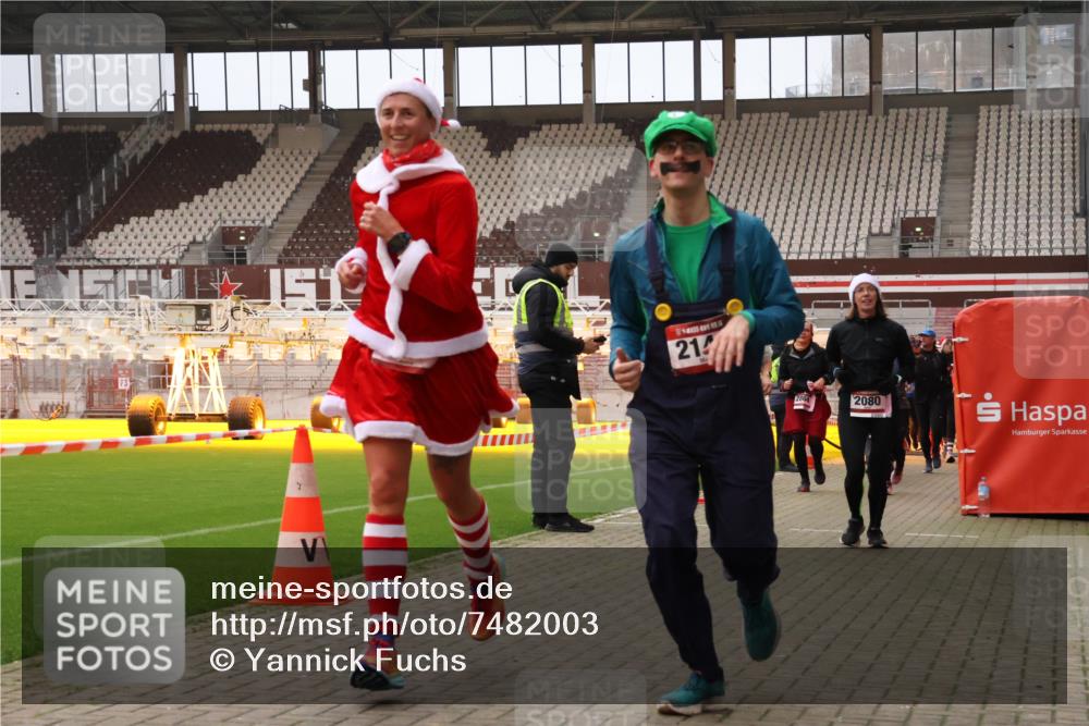 08.12.2024 - St. Pauli X-Mass-Run No. 14 Yannick Fuchs http://msf.ph/oto/7482003 08.12.2024 10:05:37 Ziel 126, 620, 751, 949, 1178, 1605, 1643, 1650, 1957, 2056, 2080, 2146, 2864, 2866, 2889, 2890, 2903, 2904, 3114, 3302, 3339 meine-sportfotos.de