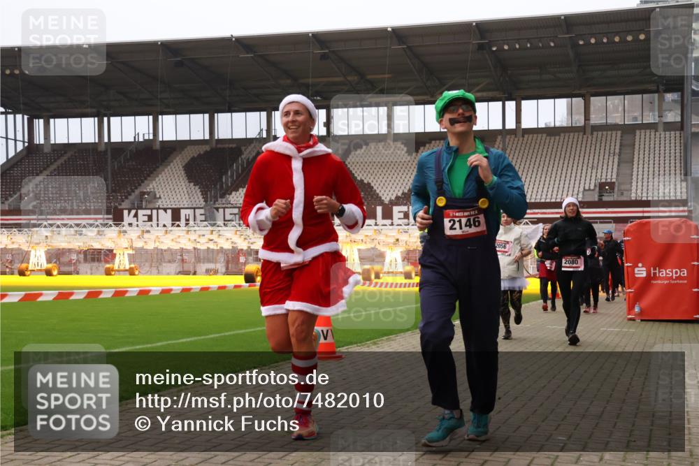 08.12.2024 - St. Pauli X-Mass-Run No. 14 Yannick Fuchs http://msf.ph/oto/7482010 08.12.2024 10:05:38 Ziel 126, 620, 751, 932, 949, 1178, 1605, 1643, 1650, 1957, 2056, 2077, 2080, 2146, 2603, 2864, 2866, 2903, 2904, 3114, 3302, 3339 meine-sportfotos.de
