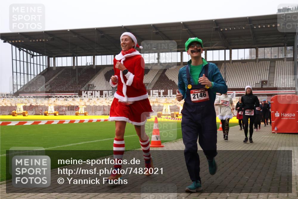 08.12.2024 - St. Pauli X-Mass-Run No. 14 Yannick Fuchs http://msf.ph/oto/7482021 08.12.2024 10:05:38 Ziel 126, 620, 751, 932, 949, 1178, 1605, 1643, 1650, 1957, 2056, 2077, 2080, 2146, 2603, 2864, 2866, 2903, 2904, 3114, 3302, 3339 meine-sportfotos.de