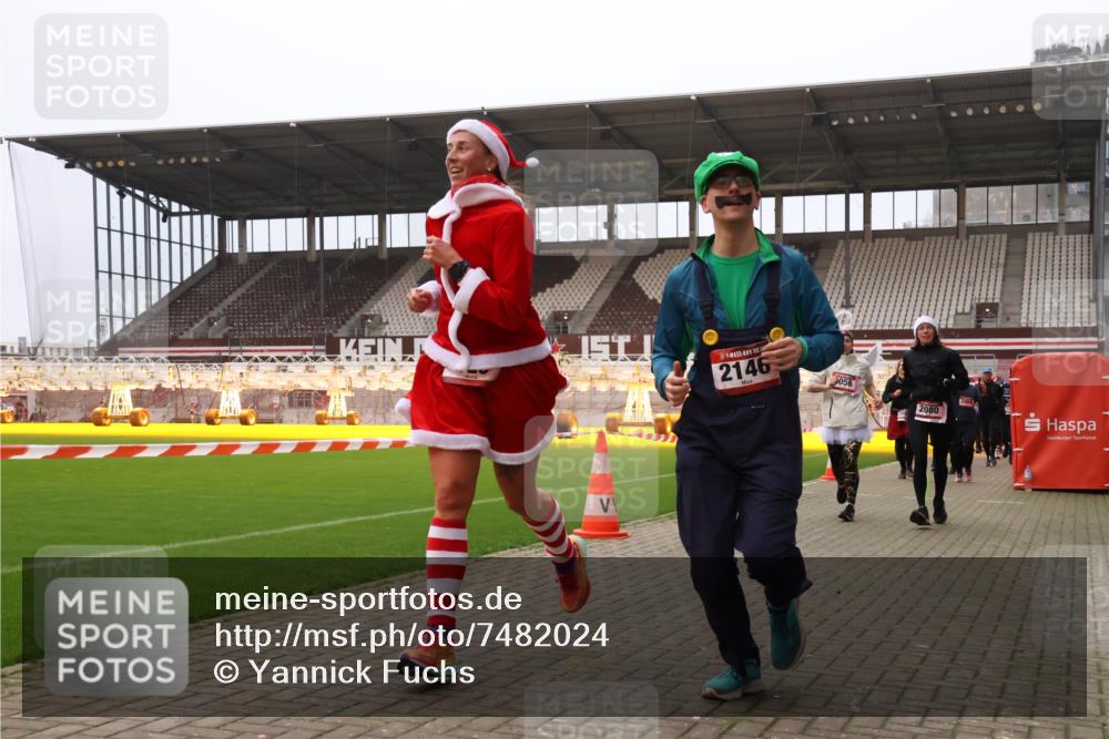 08.12.2024 - St. Pauli X-Mass-Run No. 14 Yannick Fuchs http://msf.ph/oto/7482024 08.12.2024 10:05:38 Ziel 126, 620, 751, 932, 949, 1178, 1605, 1643, 1650, 1957, 2056, 2077, 2080, 2146, 2603, 2864, 2866, 2903, 2904, 3114, 3302, 3339 meine-sportfotos.de