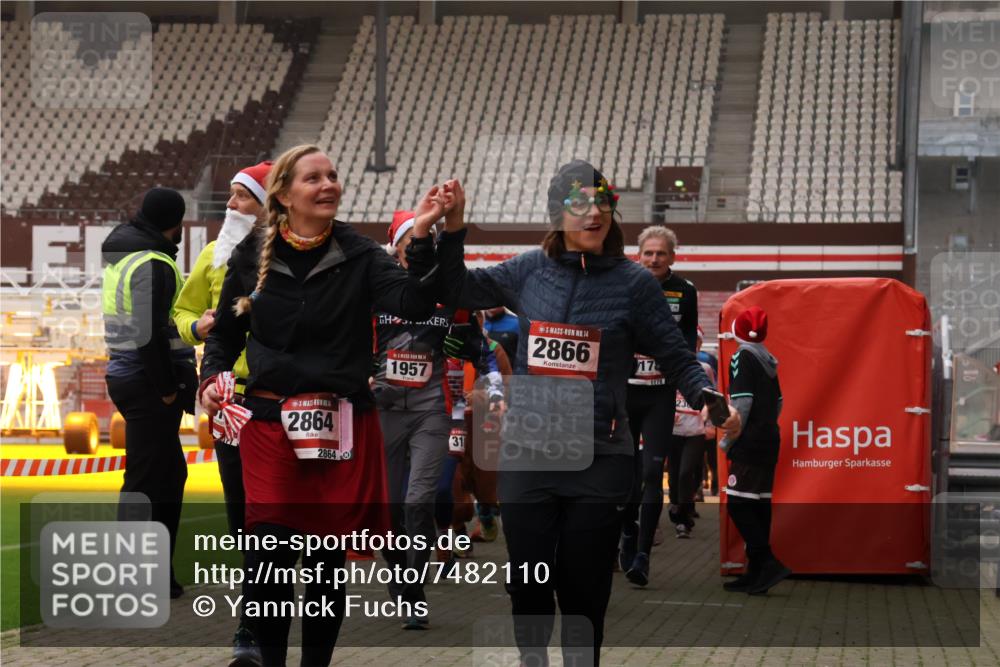 08.12.2024 - St. Pauli X-Mass-Run No. 14 Yannick Fuchs http://msf.ph/oto/7482110 08.12.2024 10:05:42 Ziel 126, 751, 932, 1178, 1605, 1643, 1650, 1957, 2056, 2077, 2080, 2146, 2306, 2308, 2344, 2435, 2603, 2864, 2866, 2908, 3114, 3302, 3339 meine-sportfotos.de