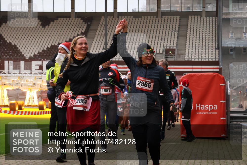 08.12.2024 - St. Pauli X-Mass-Run No. 14 Yannick Fuchs http://msf.ph/oto/7482128 08.12.2024 10:05:43 Ziel 126, 751, 932, 1178, 1605, 1643, 1650, 1957, 2056, 2077, 2080, 2146, 2306, 2308, 2344, 2435, 2603, 2864, 2866, 2908, 3114, 3118, 3302, 3339 meine-sportfotos.de