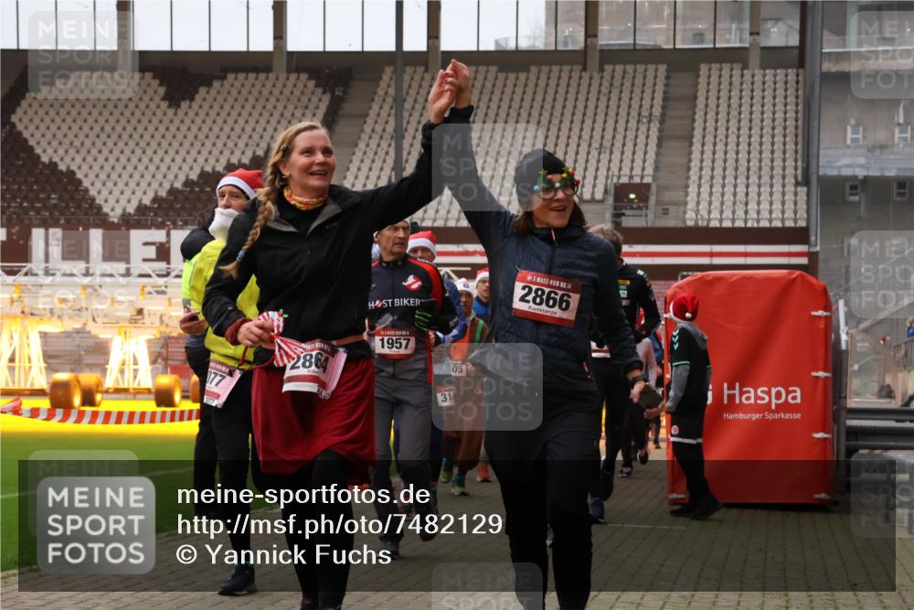 08.12.2024 - St. Pauli X-Mass-Run No. 14 Yannick Fuchs http://msf.ph/oto/7482129 08.12.2024 10:05:43 Ziel 126, 751, 932, 1178, 1605, 1643, 1650, 1957, 2056, 2077, 2080, 2146, 2306, 2308, 2344, 2435, 2603, 2864, 2866, 2908, 3114, 3118, 3302, 3339 meine-sportfotos.de