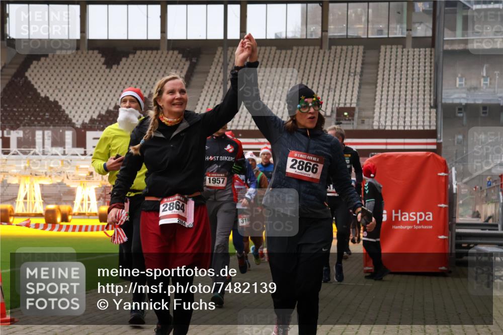 08.12.2024 - St. Pauli X-Mass-Run No. 14 Yannick Fuchs http://msf.ph/oto/7482139 08.12.2024 10:05:43 Ziel 126, 751, 932, 1178, 1605, 1643, 1650, 1957, 2056, 2077, 2080, 2146, 2306, 2308, 2344, 2435, 2603, 2864, 2866, 2908, 3114, 3118, 3302, 3339 meine-sportfotos.de