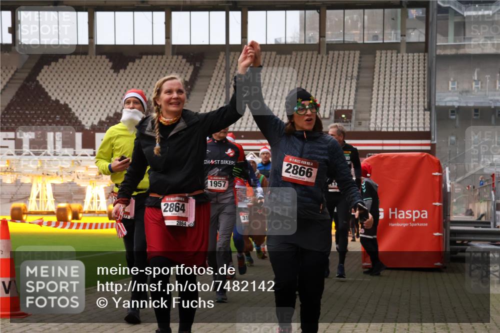 08.12.2024 - St. Pauli X-Mass-Run No. 14 Yannick Fuchs http://msf.ph/oto/7482142 08.12.2024 10:05:43 Ziel 126, 751, 932, 1178, 1605, 1643, 1650, 1957, 2056, 2077, 2080, 2146, 2306, 2308, 2344, 2435, 2603, 2864, 2866, 2908, 3114, 3118, 3302, 3339 meine-sportfotos.de