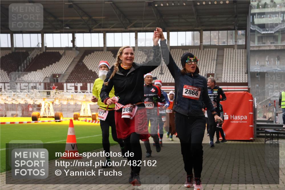 08.12.2024 - St. Pauli X-Mass-Run No. 14 Yannick Fuchs http://msf.ph/oto/7482162 08.12.2024 10:05:43 Ziel 126, 751, 932, 1178, 1605, 1643, 1650, 1957, 2056, 2077, 2080, 2146, 2306, 2308, 2344, 2435, 2603, 2864, 2866, 2908, 3114, 3118, 3302, 3339 meine-sportfotos.de