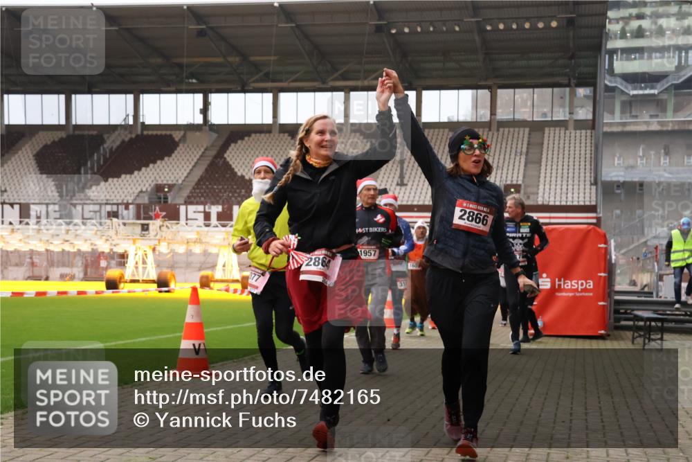 08.12.2024 - St. Pauli X-Mass-Run No. 14 Yannick Fuchs http://msf.ph/oto/7482165 08.12.2024 10:05:44 Ziel 126, 751, 932, 1178, 1605, 1643, 1650, 1957, 2056, 2077, 2080, 2146, 2306, 2308, 2344, 2435, 2603, 2864, 2866, 2908, 3114, 3118, 3302, 3339 meine-sportfotos.de