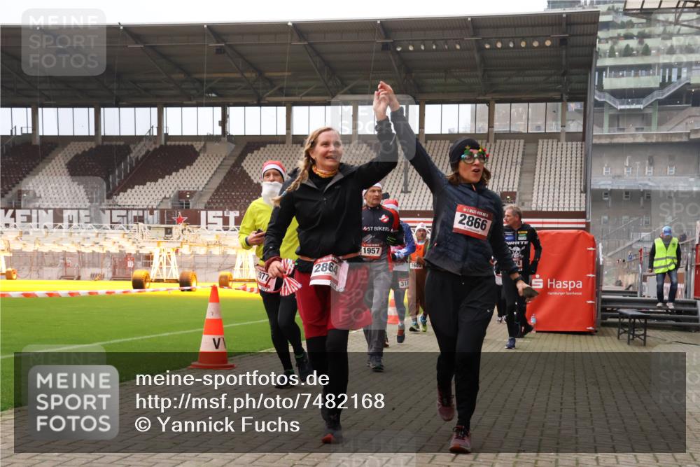 08.12.2024 - St. Pauli X-Mass-Run No. 14 Yannick Fuchs http://msf.ph/oto/7482168 08.12.2024 10:05:44 Ziel 126, 751, 932, 1178, 1605, 1643, 1650, 1957, 2056, 2077, 2080, 2146, 2306, 2308, 2344, 2435, 2603, 2864, 2866, 2908, 3114, 3118, 3302, 3339 meine-sportfotos.de