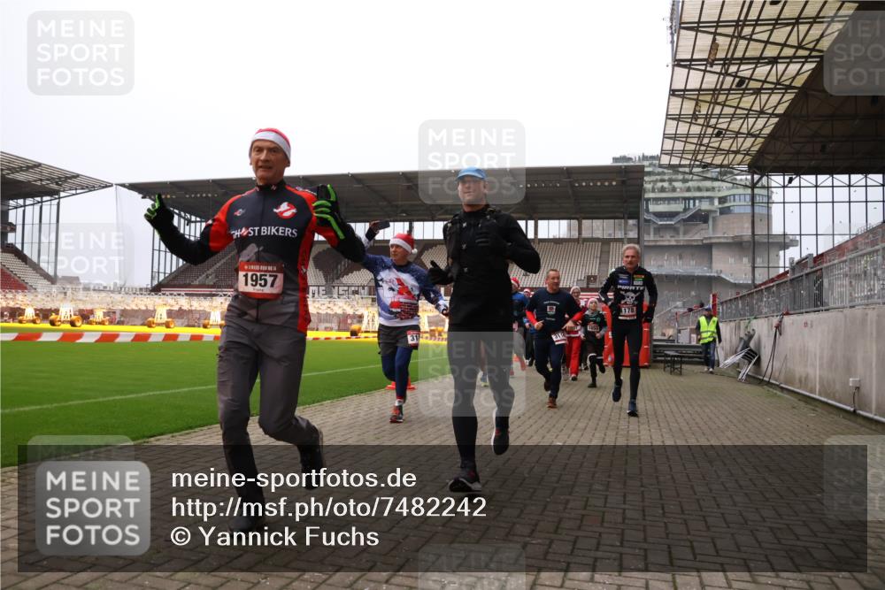 08.12.2024 - St. Pauli X-Mass-Run No. 14 Yannick Fuchs http://msf.ph/oto/7482242 08.12.2024 10:05:46 Ziel 126, 751, 932, 1178, 1605, 1643, 1650, 1957, 2056, 2077, 2080, 2146, 2306, 2308, 2344, 2435, 2603, 2864, 2866, 2908, 3114, 3115, 3118, 3302, 3339 meine-sportfotos.de