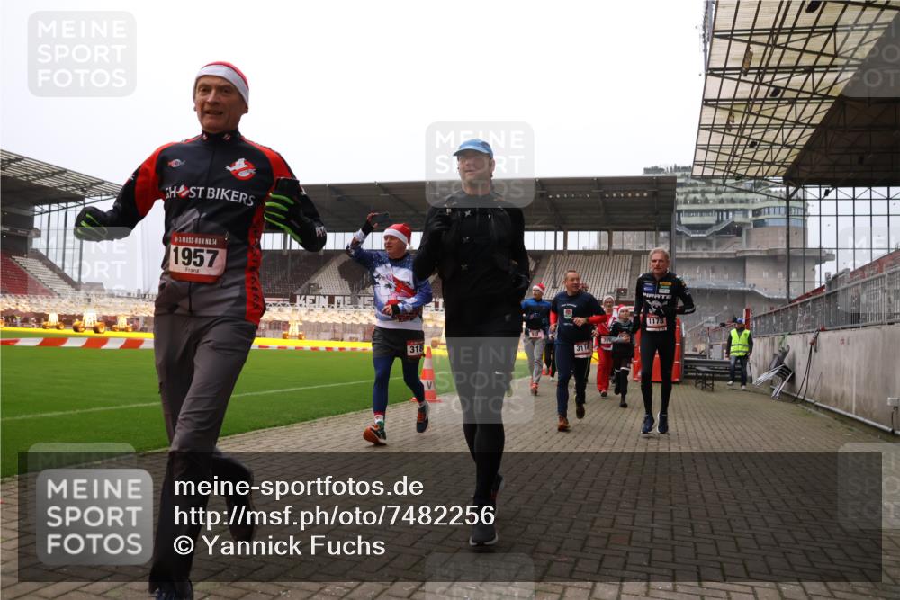 08.12.2024 - St. Pauli X-Mass-Run No. 14 Yannick Fuchs http://msf.ph/oto/7482256 08.12.2024 10:05:47 Ziel 126, 751, 932, 1178, 1605, 1643, 1650, 1957, 2056, 2077, 2080, 2146, 2306, 2308, 2344, 2435, 2603, 2864, 2866, 2908, 3114, 3115, 3118, 3184, 3302, 3339 meine-sportfotos.de