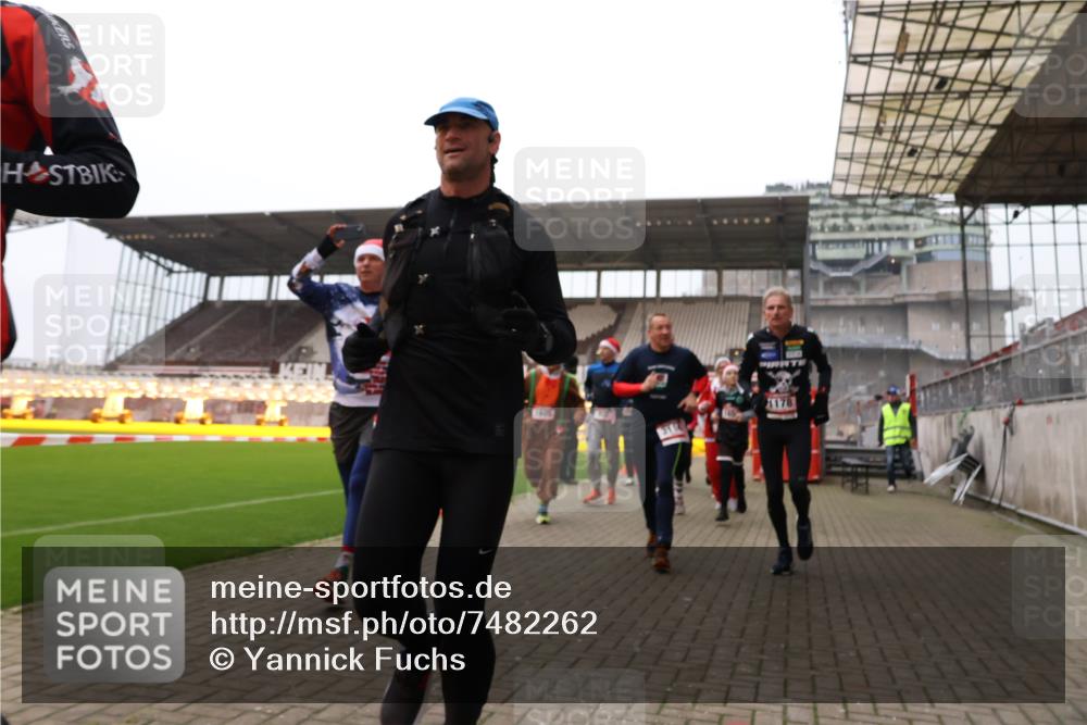08.12.2024 - St. Pauli X-Mass-Run No. 14 Yannick Fuchs http://msf.ph/oto/7482262 08.12.2024 10:05:47 Ziel 126, 751, 932, 1178, 1605, 1643, 1650, 1957, 2056, 2077, 2080, 2146, 2306, 2308, 2344, 2435, 2603, 2864, 2866, 2908, 3114, 3115, 3118, 3184, 3302, 3339 meine-sportfotos.de