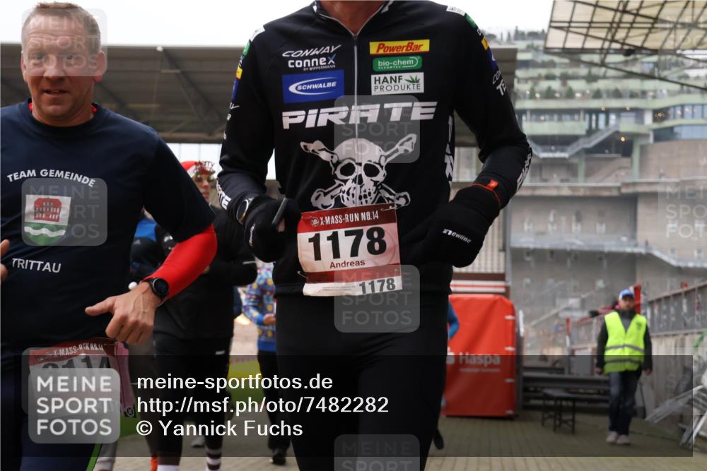 08.12.2024 - St. Pauli X-Mass-Run No. 14 Yannick Fuchs http://msf.ph/oto/7482282 08.12.2024 10:05:48 Ziel 751, 932, 1178, 1243, 1605, 1643, 1650, 1957, 2056, 2077, 2080, 2306, 2308, 2344, 2435, 2603, 2864, 2866, 2908, 3114, 3115, 3118, 3184, 3302, 3339 meine-sportfotos.de