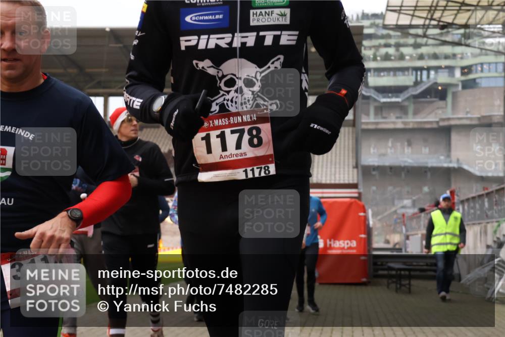 08.12.2024 - St. Pauli X-Mass-Run No. 14 Yannick Fuchs http://msf.ph/oto/7482285 08.12.2024 10:05:48 Ziel 751, 932, 1178, 1243, 1605, 1643, 1650, 1957, 2056, 2077, 2080, 2306, 2308, 2344, 2435, 2603, 2864, 2866, 2908, 3114, 3115, 3118, 3184, 3302, 3339 meine-sportfotos.de