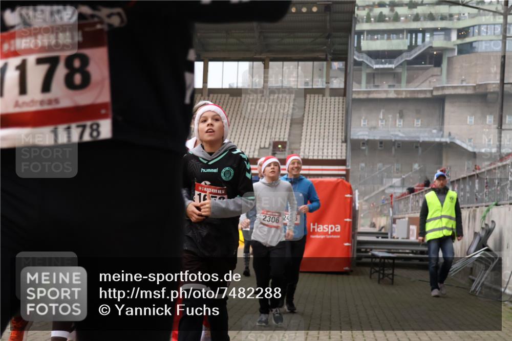 08.12.2024 - St. Pauli X-Mass-Run No. 14 Yannick Fuchs http://msf.ph/oto/7482288 08.12.2024 10:05:49 Ziel 751, 932, 1178, 1243, 1605, 1643, 1650, 1957, 2056, 2077, 2080, 2306, 2308, 2344, 2435, 2603, 2864, 2866, 2908, 3114, 3115, 3118, 3184, 3302 meine-sportfotos.de