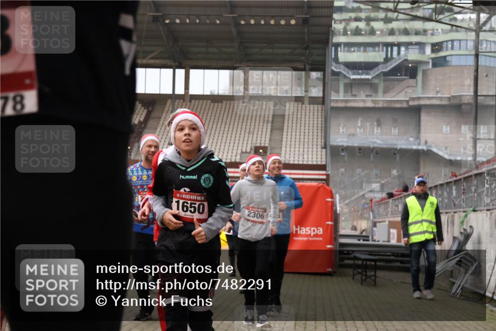 08.12.2024 - St. Pauli X-Mass-Run No. 14 Yannick Fuchs http://msf.ph/oto/7482291 08.12.2024 10:05:49 Ziel 751, 932, 1178, 1243, 1605, 1643, 1650, 1957, 2056, 2077, 2080, 2306, 2308, 2344, 2435, 2603, 2864, 2866, 2908, 3114, 3115, 3118, 3184, 3302 meine-sportfotos.de