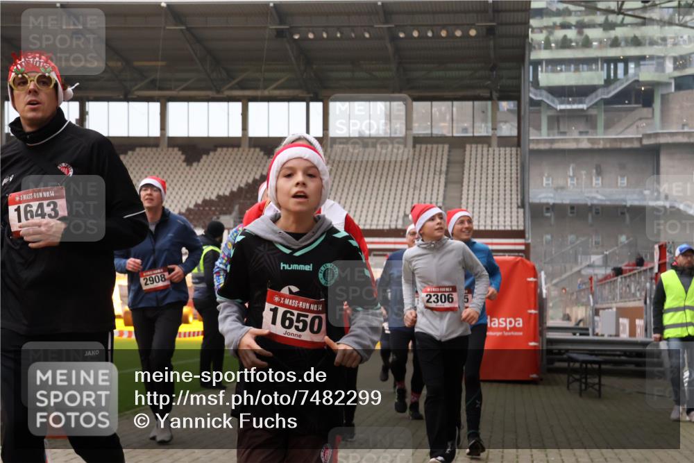 08.12.2024 - St. Pauli X-Mass-Run No. 14 Yannick Fuchs http://msf.ph/oto/7482299 08.12.2024 10:05:49 Ziel 751, 932, 1178, 1243, 1605, 1643, 1650, 1957, 2056, 2077, 2080, 2306, 2308, 2344, 2435, 2603, 2864, 2866, 2908, 3114, 3115, 3118, 3184, 3302 meine-sportfotos.de
