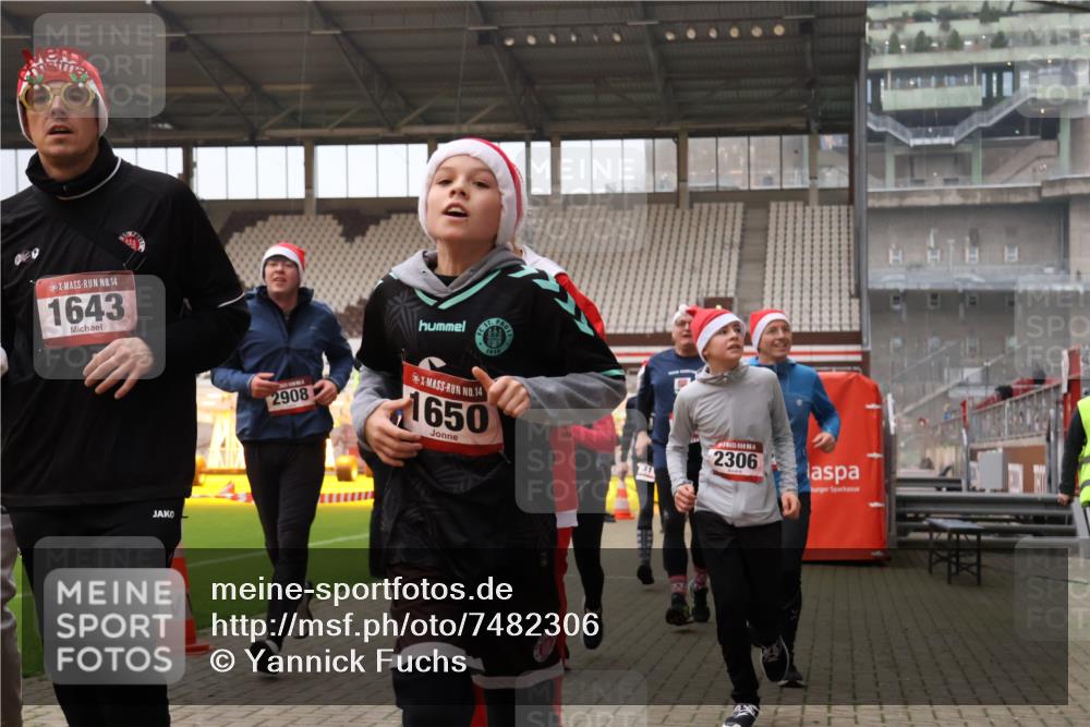 08.12.2024 - St. Pauli X-Mass-Run No. 14 Yannick Fuchs http://msf.ph/oto/7482306 08.12.2024 10:05:49 Ziel 751, 932, 1178, 1243, 1605, 1643, 1650, 1957, 2056, 2077, 2080, 2306, 2308, 2344, 2435, 2603, 2864, 2866, 2908, 3114, 3115, 3118, 3184, 3302 meine-sportfotos.de