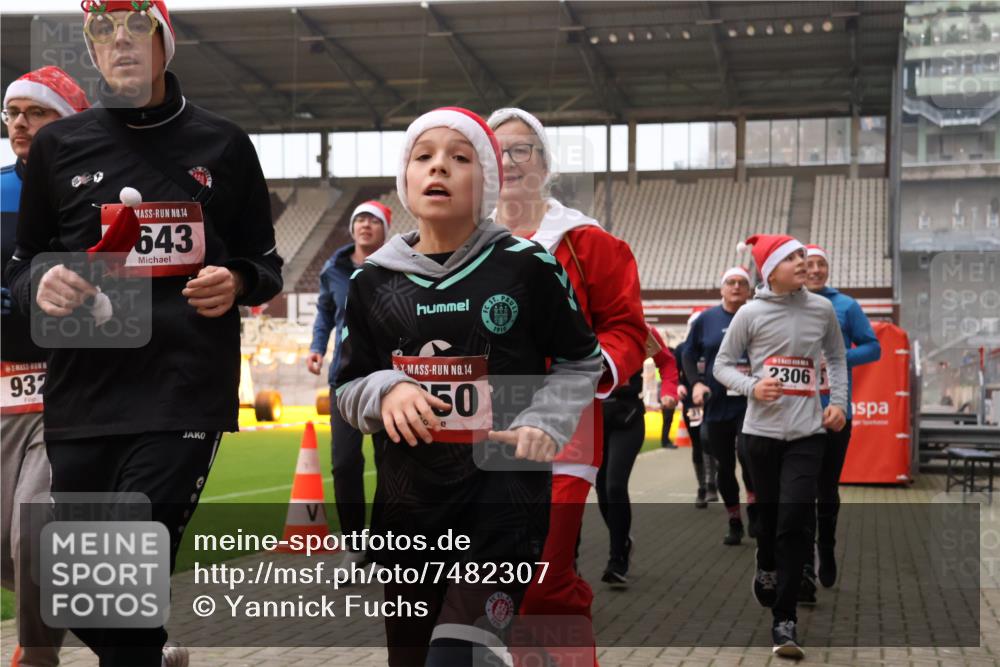 08.12.2024 - St. Pauli X-Mass-Run No. 14 Yannick Fuchs http://msf.ph/oto/7482307 08.12.2024 10:05:50 Ziel 751, 932, 1178, 1243, 1605, 1643, 1650, 1957, 2056, 2077, 2080, 2306, 2308, 2344, 2435, 2474, 2603, 2864, 2866, 2908, 3114, 3115, 3118, 3184, 3302 meine-sportfotos.de