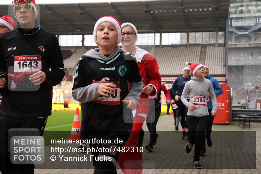 08.12.2024 - St. Pauli X-Mass-Run No. 14 Yannick Fuchs http://msf.ph/oto/7482310 08.12.2024 10:05:50 Ziel 751, 932, 1178, 1243, 1605, 1643, 1650, 1957, 2056, 2077, 2080, 2306, 2308, 2344, 2435, 2474, 2603, 2864, 2866, 2908, 3114, 3115, 3118, 3184, 3302 meine-sportfotos.de