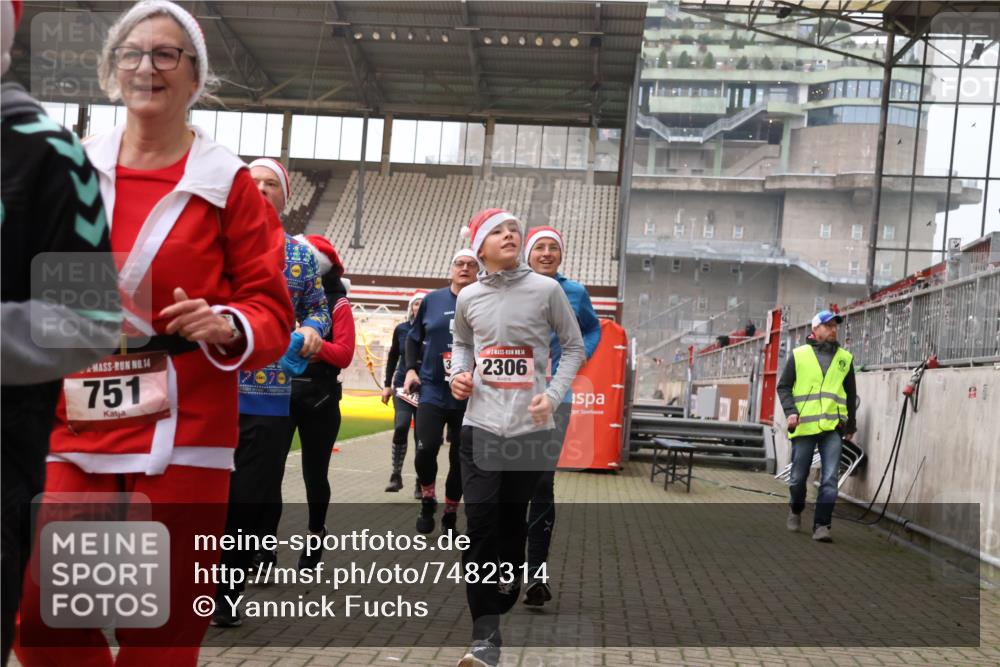 08.12.2024 - St. Pauli X-Mass-Run No. 14 Yannick Fuchs http://msf.ph/oto/7482314 08.12.2024 10:05:50 Ziel 751, 932, 1178, 1243, 1605, 1643, 1650, 1957, 2056, 2077, 2080, 2306, 2308, 2344, 2435, 2474, 2603, 2864, 2866, 2908, 3114, 3115, 3118, 3184, 3302 meine-sportfotos.de