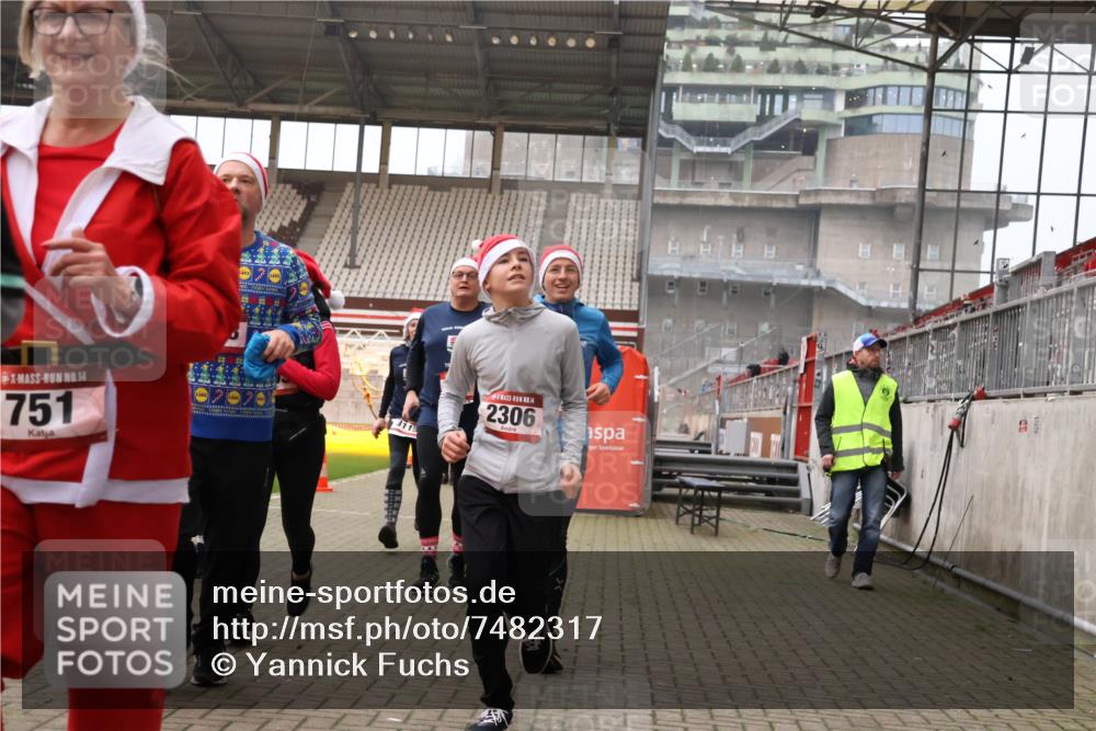 08.12.2024 - St. Pauli X-Mass-Run No. 14 Yannick Fuchs http://msf.ph/oto/7482317 08.12.2024 10:05:50 Ziel 751, 932, 1178, 1243, 1605, 1643, 1650, 1957, 2056, 2077, 2080, 2306, 2308, 2344, 2435, 2474, 2603, 2864, 2866, 2908, 3114, 3115, 3118, 3184, 3302 meine-sportfotos.de