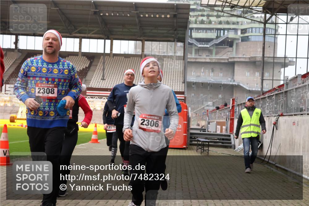 08.12.2024 - St. Pauli X-Mass-Run No. 14 Yannick Fuchs http://msf.ph/oto/7482324 08.12.2024 10:05:51 Ziel 751, 932, 1178, 1243, 1605, 1643, 1650, 1957, 2056, 2077, 2080, 2306, 2308, 2344, 2435, 2474, 2603, 2864, 2866, 2908, 3114, 3115, 3118, 3184, 3302 meine-sportfotos.de