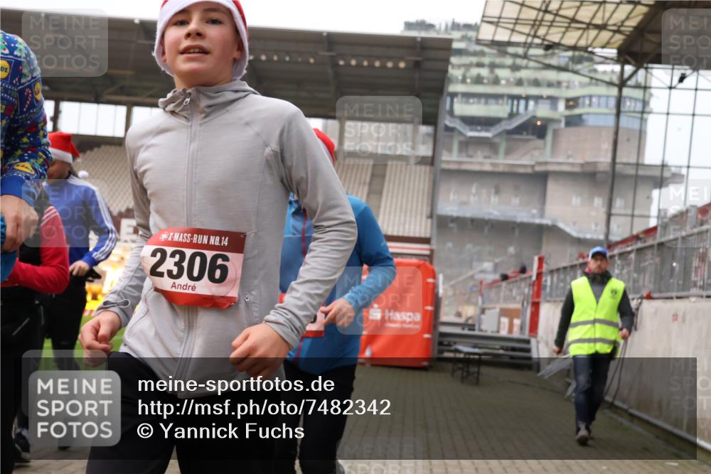 08.12.2024 - St. Pauli X-Mass-Run No. 14 Yannick Fuchs http://msf.ph/oto/7482342 08.12.2024 10:05:51 Ziel 751, 932, 1178, 1243, 1605, 1643, 1650, 1957, 2056, 2077, 2080, 2306, 2308, 2344, 2435, 2474, 2603, 2864, 2866, 2908, 3114, 3115, 3118, 3184, 3302 meine-sportfotos.de
