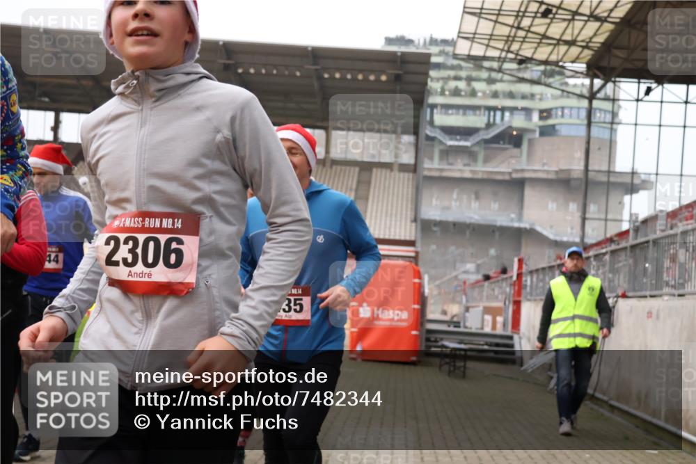 08.12.2024 - St. Pauli X-Mass-Run No. 14 Yannick Fuchs http://msf.ph/oto/7482344 08.12.2024 10:05:51 Ziel 751, 932, 1178, 1243, 1605, 1643, 1650, 1957, 2056, 2077, 2080, 2306, 2308, 2344, 2435, 2474, 2603, 2864, 2866, 2908, 3114, 3115, 3118, 3184, 3302 meine-sportfotos.de