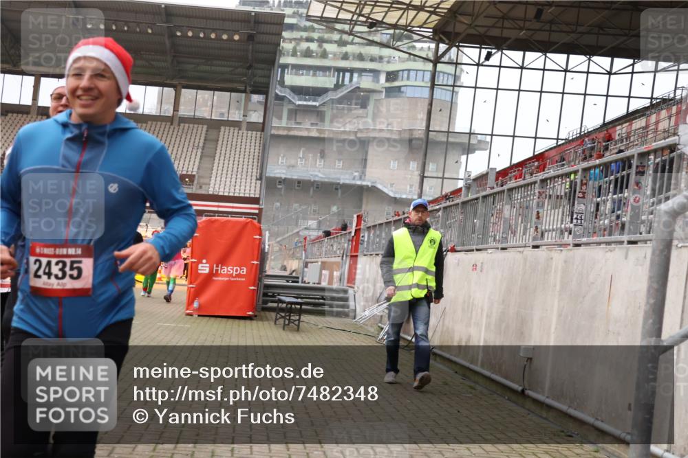 08.12.2024 - St. Pauli X-Mass-Run No. 14 Yannick Fuchs http://msf.ph/oto/7482348 08.12.2024 10:05:52 Ziel 175, 751, 932, 1178, 1243, 1605, 1643, 1650, 1957, 2056, 2077, 2306, 2308, 2344, 2435, 2474, 2603, 2864, 2866, 2908, 3114, 3115, 3118, 3184, 3302 meine-sportfotos.de