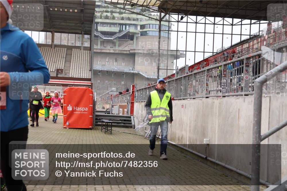 08.12.2024 - St. Pauli X-Mass-Run No. 14 Yannick Fuchs http://msf.ph/oto/7482356 08.12.2024 10:05:52 Ziel 175, 751, 932, 1178, 1243, 1605, 1643, 1650, 1957, 2056, 2077, 2306, 2308, 2344, 2435, 2474, 2603, 2864, 2866, 2908, 3114, 3115, 3118, 3184, 3302 meine-sportfotos.de