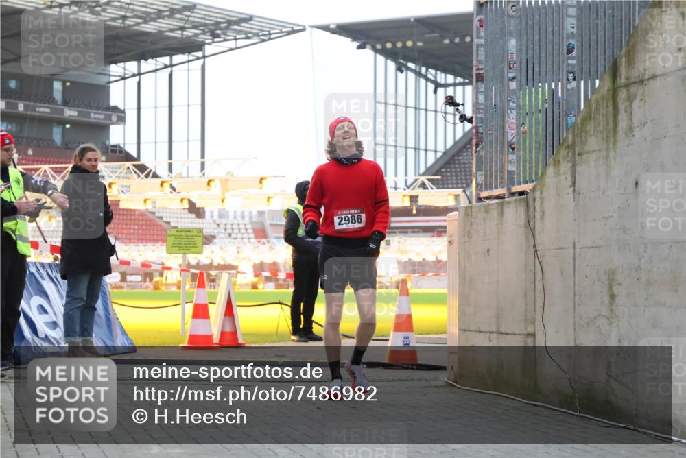 08.12.2024 - St. Pauli X-Mass-Run No. 14 H.Heesch http://msf.ph/oto/7486982 08.12.2024 09:48:15 Ziel 2986 meine-sportfotos.de